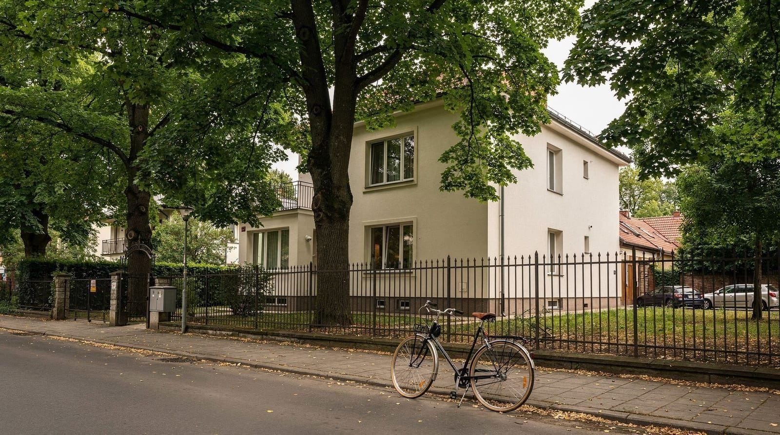 Saska Kępa — Modernist Villas, International Kitchens, Vistula Cycling