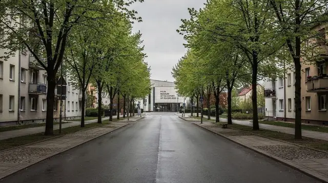 Warsaw Daily Jewish Ghetto Guided Tour with Jewish Cemetery